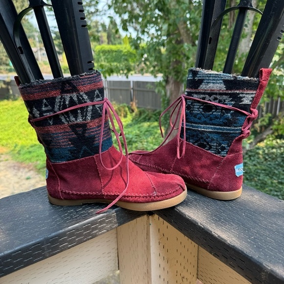 Toms Women’s Red Suede Aztec Print Faux Fur Wrap Laces Moccasin Boots Size 6.5 - Picture 6 of 9